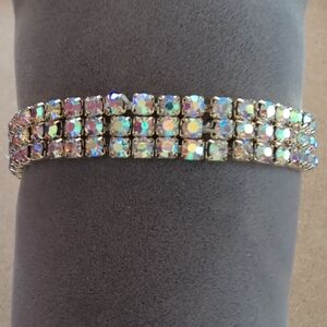 Gold Stretch Bracelet with Iridescent Crystals and Elegant Design